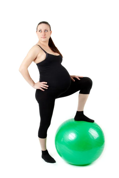 Kobieta w ciąży ćwiczenia gimnastyczne piłkę. piękne ciężar — Zdjęcie stockowe
