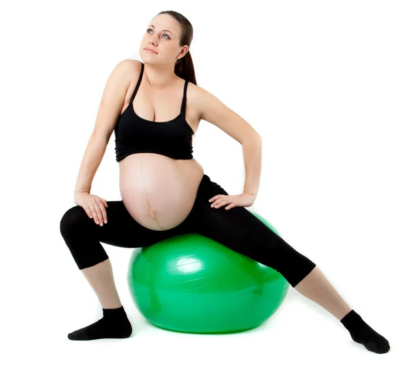 Беременная женщина тренируется с гимнастическим мячом. Красивая беременность — стоковое фото
