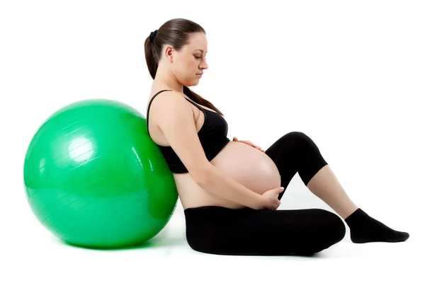 Femme enceinte excercise avec balle de gymnastique. Belle prégnante — Photo