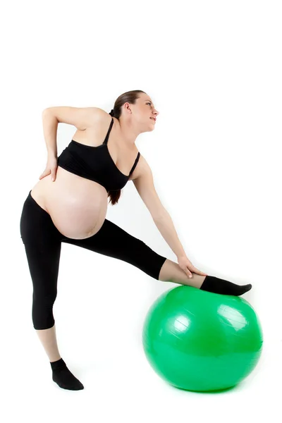 Donna incinta esercita con palla da ginnastica. Bella gravidanza — Foto Stock