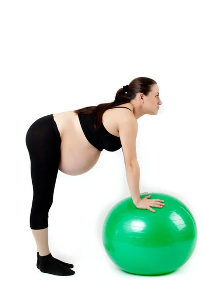 Kobieta w ciąży ćwiczenia gimnastyczne piłkę. piękne ciężar — Zdjęcie stockowe