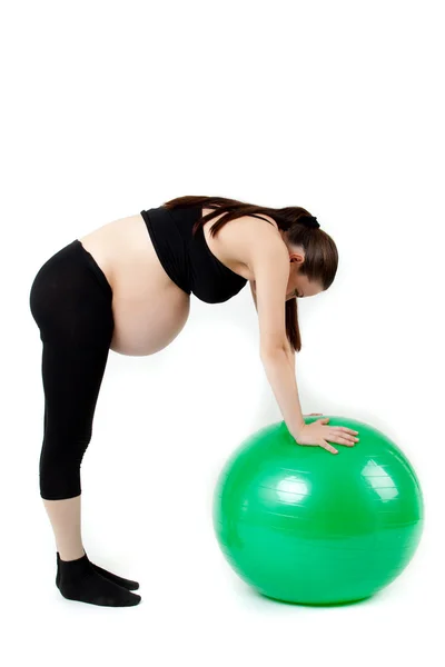 Terhes nő tornák gimnasztikai labda. Szép pregnan — Stock Fotó