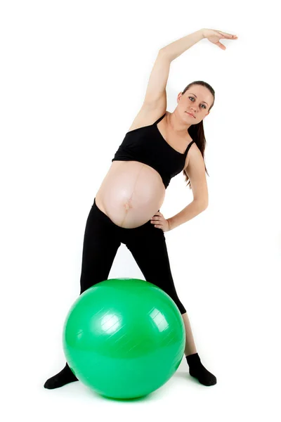 Mulher grávida excercisa com bola de ginástica. Gravidez bonita — Fotografia de Stock