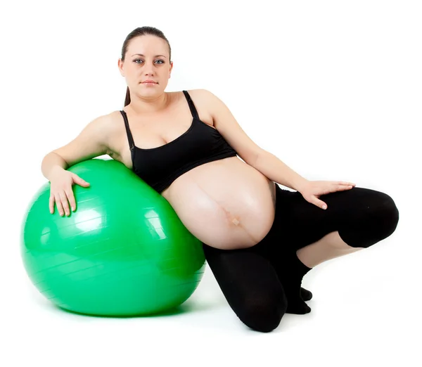 Zwangere vrouw oefeningen met gymnastiek bal. mooie pregnan — Stockfoto