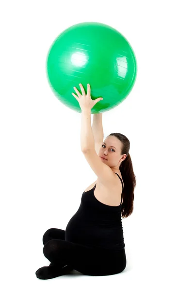 Hamile kadın excercises jimnastik topu ile. güzel pregnan — Stok fotoğraf