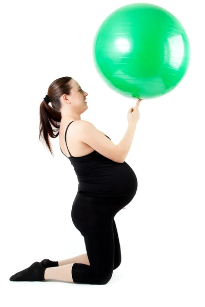 Schwangere trainiert mit Gymnastikball. schöne Schwangerschaft — Stockfoto