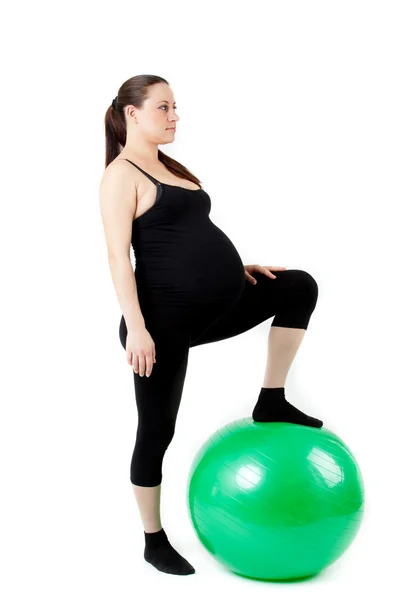 Ejercicios de mujer embarazada con pelota de gimnasia. Hermosa embarazada — Foto de Stock