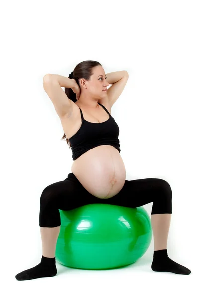 Terhes nő tornák gimnasztikai labda. Szép pregnan — Stock Fotó