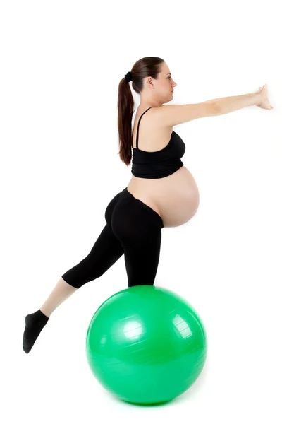 Вагітна жінка вправляється з гімнастичним м'ячем. Красива вагітна — стокове фото