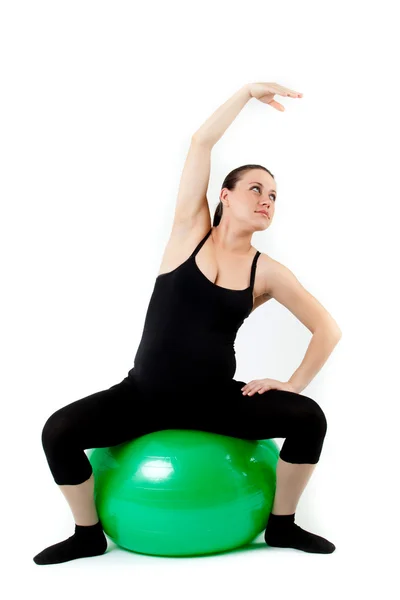 Вагітна жінка вправляється з гімнастичним м'ячем. Красива вагітна — стокове фото