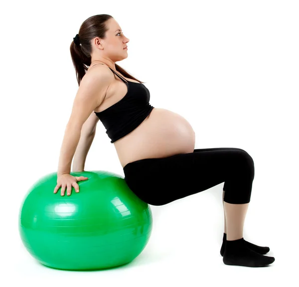 Mulher grávida excercisa com bola de ginástica. Gravidez bonita — Fotografia de Stock