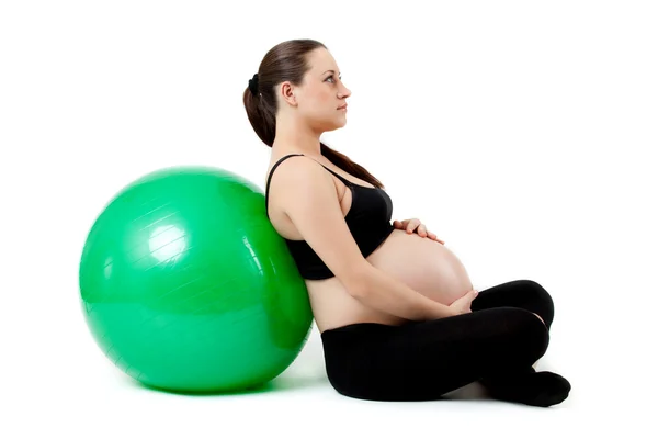 Schwangere trainiert mit Gymnastikball. schöne Schwangerschaft — Stockfoto