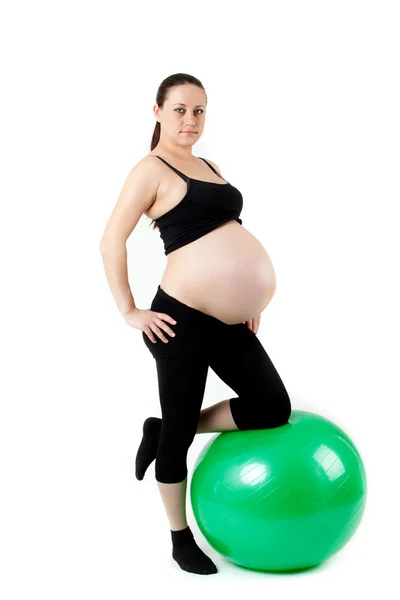Ejercicios de mujer embarazada con pelota de gimnasia. Hermosa embarazada —  Fotos de Stock