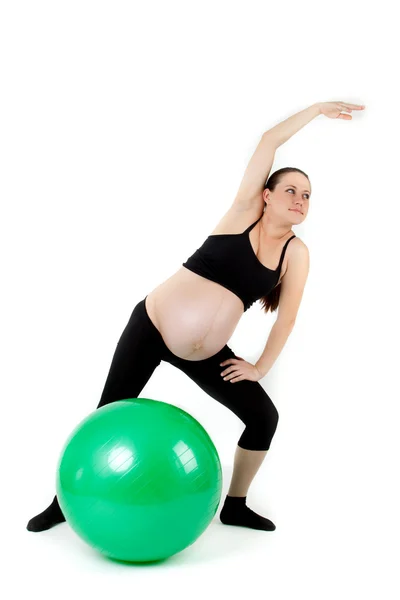 Беременная женщина тренируется с гимнастическим мячом. Красивая беременность — стоковое фото