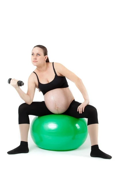 Hermosa mujer embarazada sentada con ejercicio bal. Aislado en — Foto de Stock