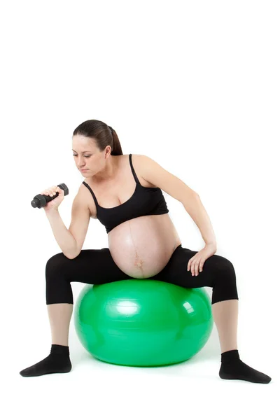 Hermosa mujer embarazada sentada con ejercicio bal. Aislado en —  Fotos de Stock