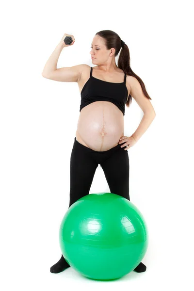 Vackra gravid kvinna sitter med motion bal. isolerad på — Stockfoto