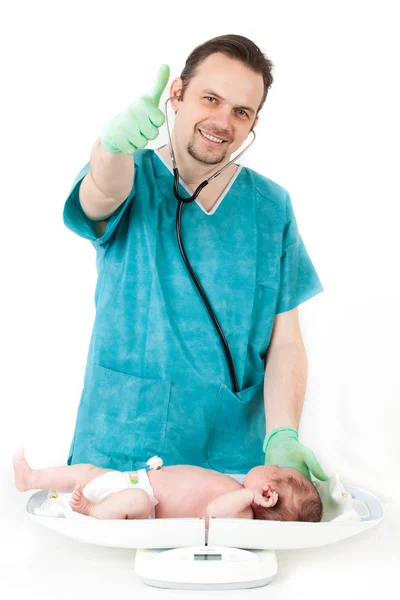 Médico con un bebé — Foto de Stock