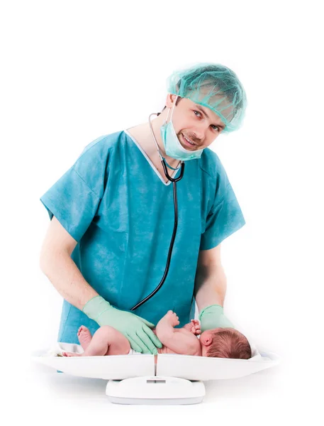 医生，在白色背景上的婴儿。磅秤上的小宝宝. — Stockfoto