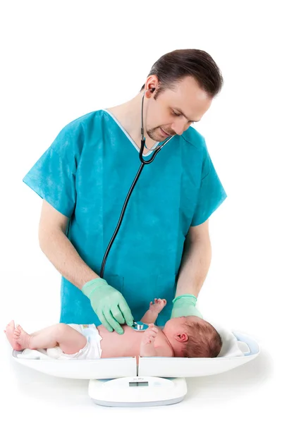 医者と赤ちゃん白い背景の上。赤ちゃんのスケールの. — ストック写真