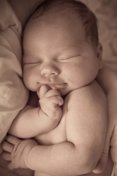 Schöner eine Woche alter Junge schläft. — Stockfoto