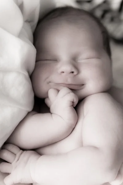 Mooie een week oud jongetje in slaap. — Stockfoto
