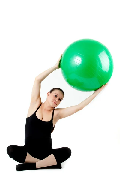 Zwangere vrouw oefeningen met gymnastiek bal. mooie pregnan Rechtenvrije Stockafbeeldingen
