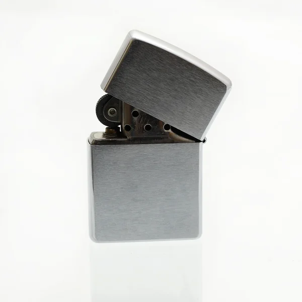 銀ジッポー ライター、白い背景で隔離 — ストック写真