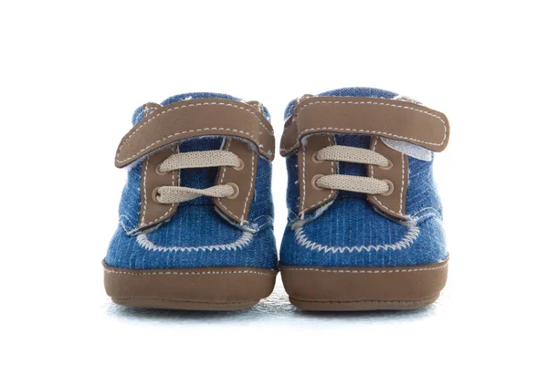 블루 아기 신발 흰색 배경에 고립 — 스톡 사진