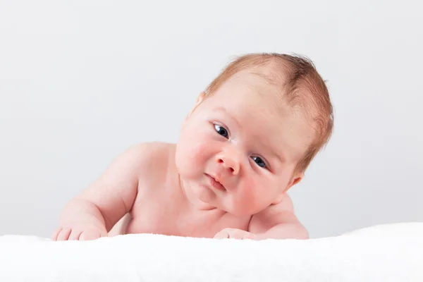 Portret van schattige baby. mooie babyjongen op witte pagina — Stockfoto