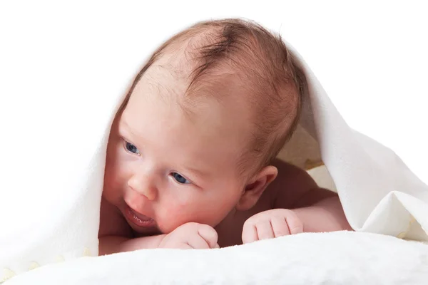 Πορτρέτο του αξιολάτρευτο μωρό. όμορφο αγοράκι σε λευκό αμουδερές — Φωτογραφία Αρχείου