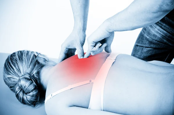Masaż terapeuta daje masaż. kobiety przyjmujące fachowy — Zdjęcie stockowe