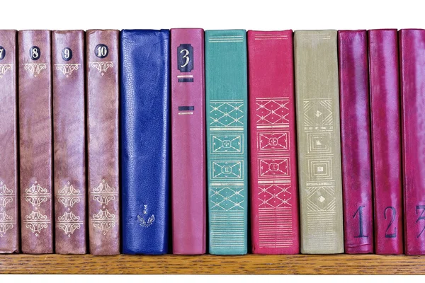 Старые книжки с цветными обложками на обложке — стоковое фото