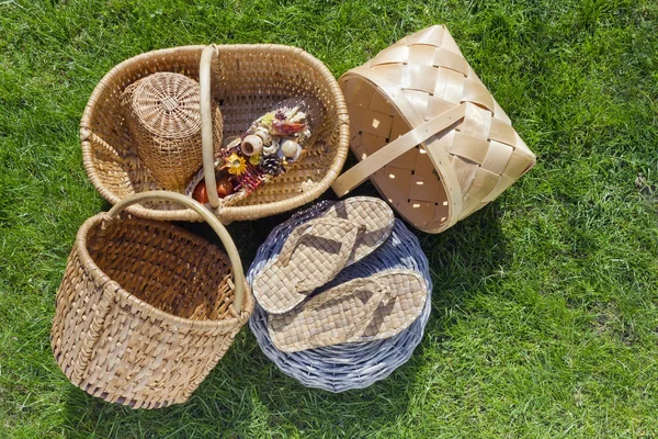 Simple hand-woven baskets on grass — Stock Photo, Image