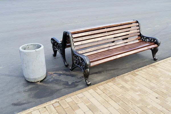 Um banco para descansar em um parque público da cidade — Fotografia de Stock