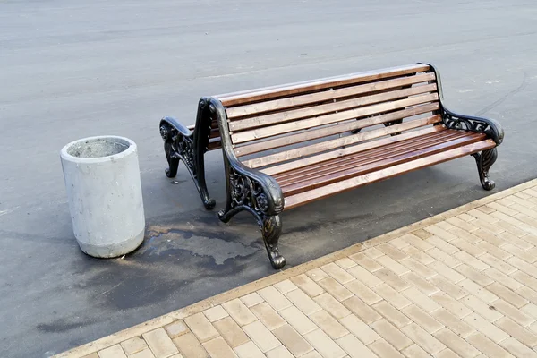 Un banc pour se reposer dans un parc public — Photo