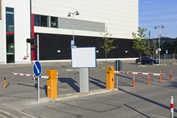 Είσοδο της πόλης της καταβληθεί χώρο στάθμευσης αυτοκινήτων — Φωτογραφία Αρχείου
