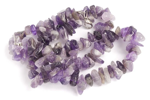 Collar púrpura se encuentra en el terciopelo blanco —  Fotos de Stock