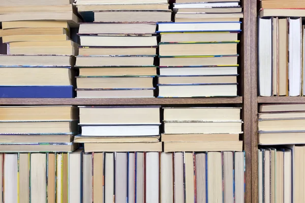 Livros antigos em um fundo de prateleira — Fotografia de Stock