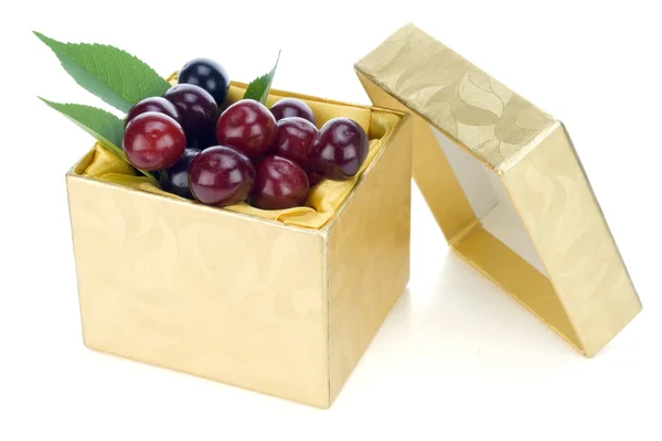 Cseresznye arany ajándék koncepció — Stock Fotó