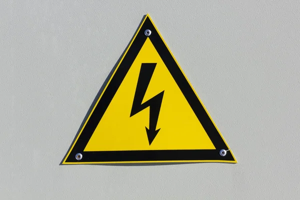 "Precaución: alto voltaje !" — Foto de Stock