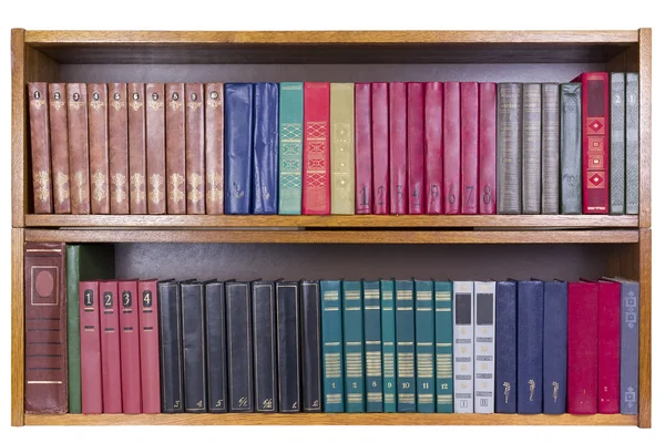 Livros antigos com capas de cor em uma prateleira — Fotografia de Stock