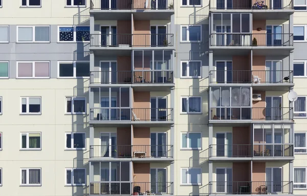 Fenêtres d'un immeuble d'appartements multipièces — Photo