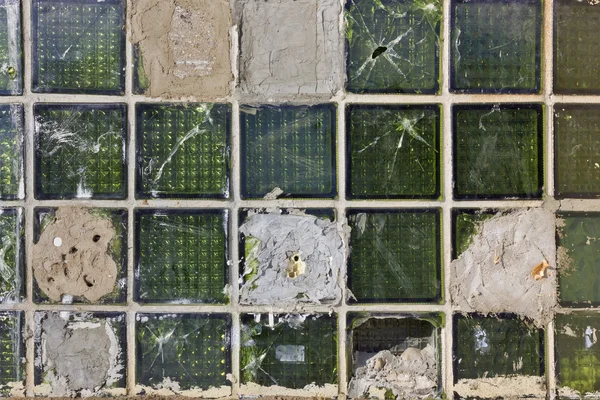 Rotto sfondo mattoni di vetro verde — Foto Stock