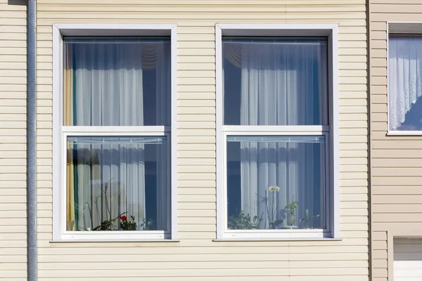 Standardowe okna w domu masy tworzyw sztucznych — Zdjęcie stockowe