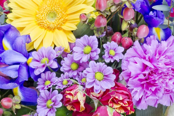 Güzel kız arkadaşı için çiçekler — Stok fotoğraf