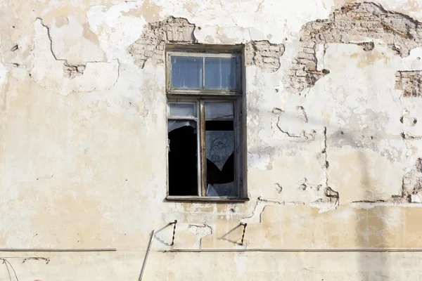 Krossat fönster i övergivet hus — Stockfoto