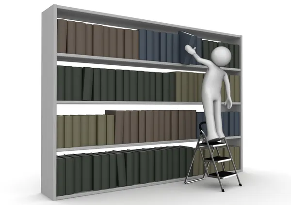Man op trapladder neemt boek uit boekenkast — Stockfoto