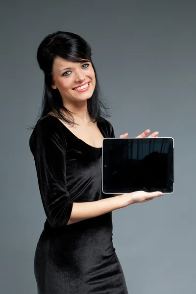 Σέξι μελαχρινή μοντέλο παρουσιάζει νέα συσκευή μαξιλάρι αφής. ένα από τη συλλογή. — Φωτογραφία Αρχείου