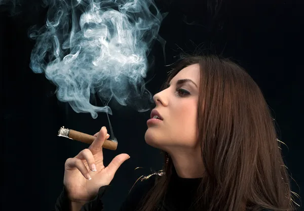 小姐性感雪茄吸烟者 — 图库照片